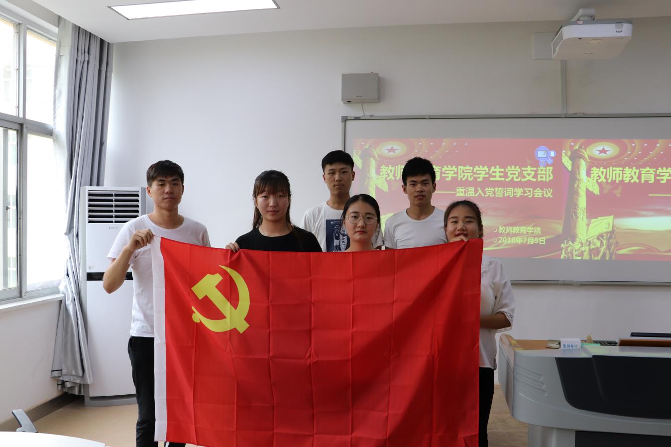 员工党员合影.jpg